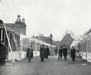 300634 Gezicht in de hoofdstraat van het terrein van de eerste Jaarbeurs (Vredenburg) te Utrecht.